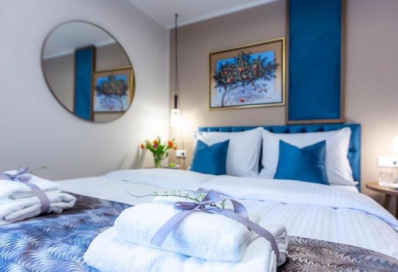 Delphi Hotel & Restaurant