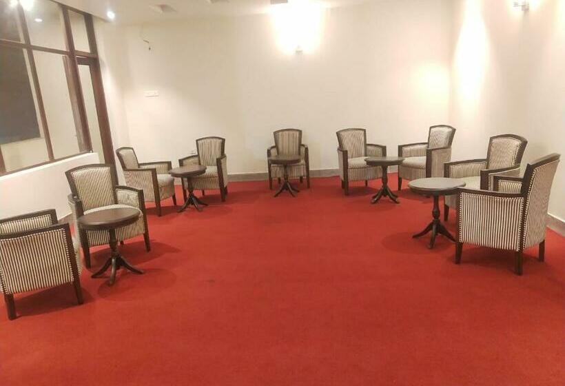 בית מלון כפרי The Royal Chandra