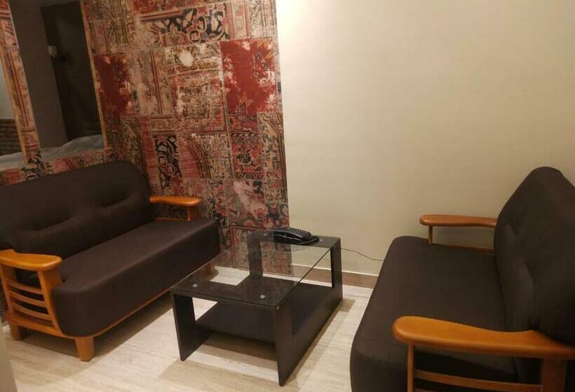 בית מלון כפרי The Royal Chandra