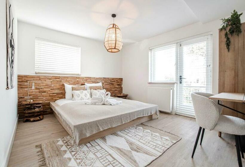 پانسیون Marley’s Beachhouse   Luxury Guest Room With Balcony