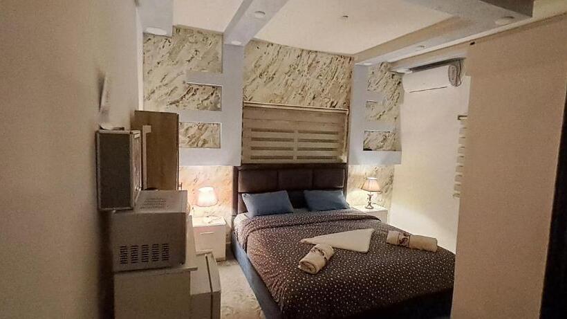 پانسیون Hadrian S Arch