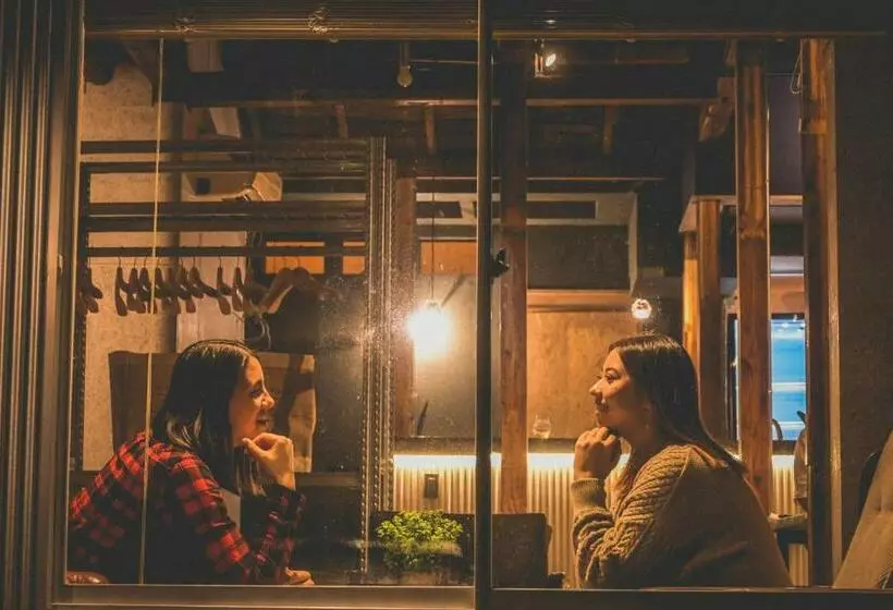 Retkeilymaja Camellia Complex