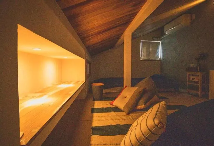 Retkeilymaja Camellia Complex