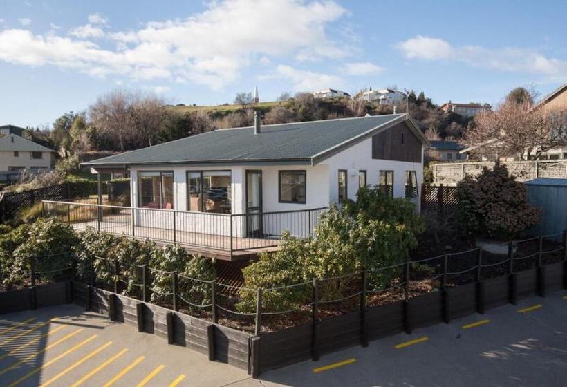 Clearbrook Motel & Serviced Apartments