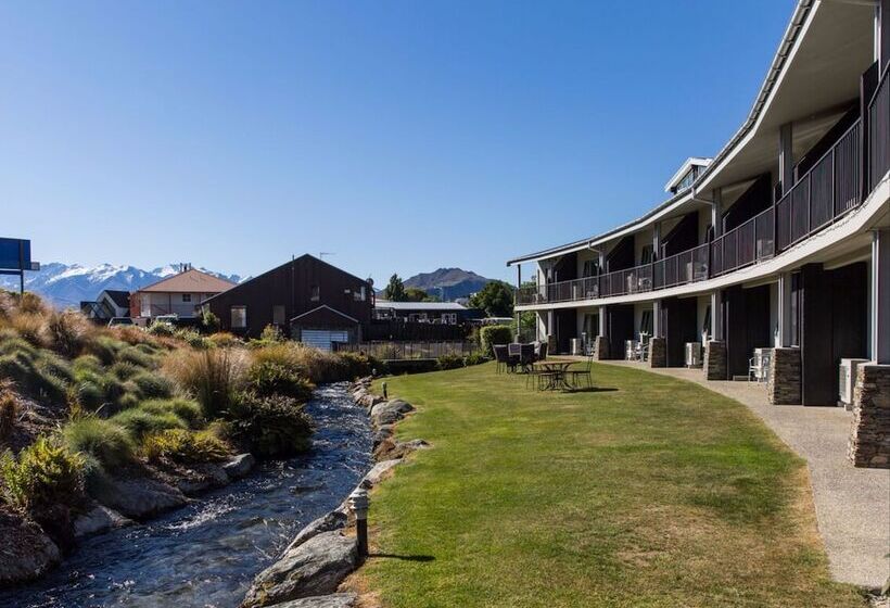 Clearbrook Motel & Serviced Apartments