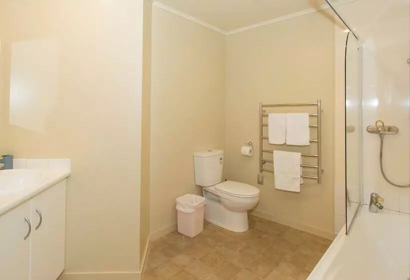 Clearbrook Motel & Serviced Apartments