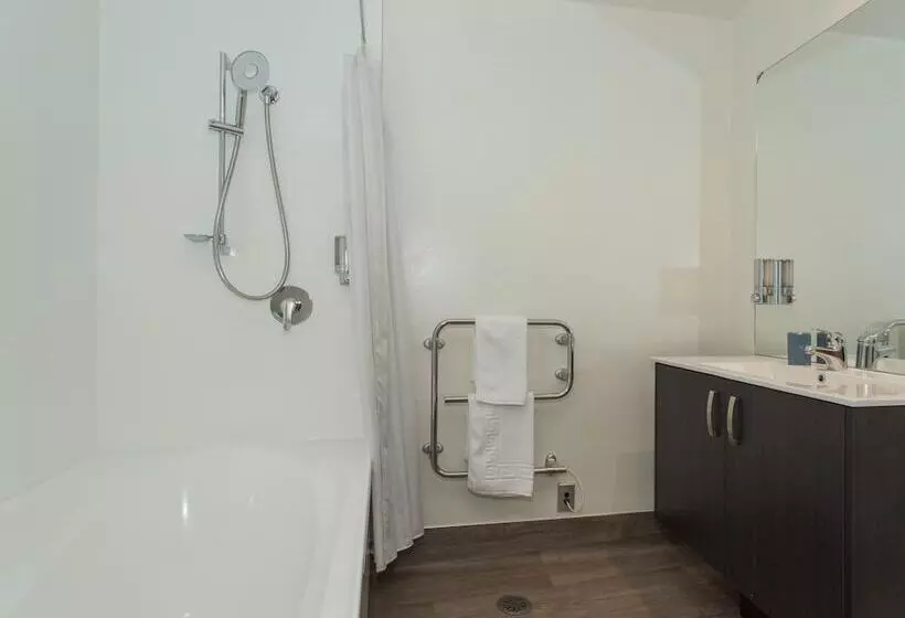 Clearbrook Motel & Serviced Apartments