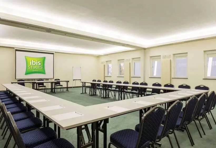 בית מלון כפרי Ibis Styles Warszawa West