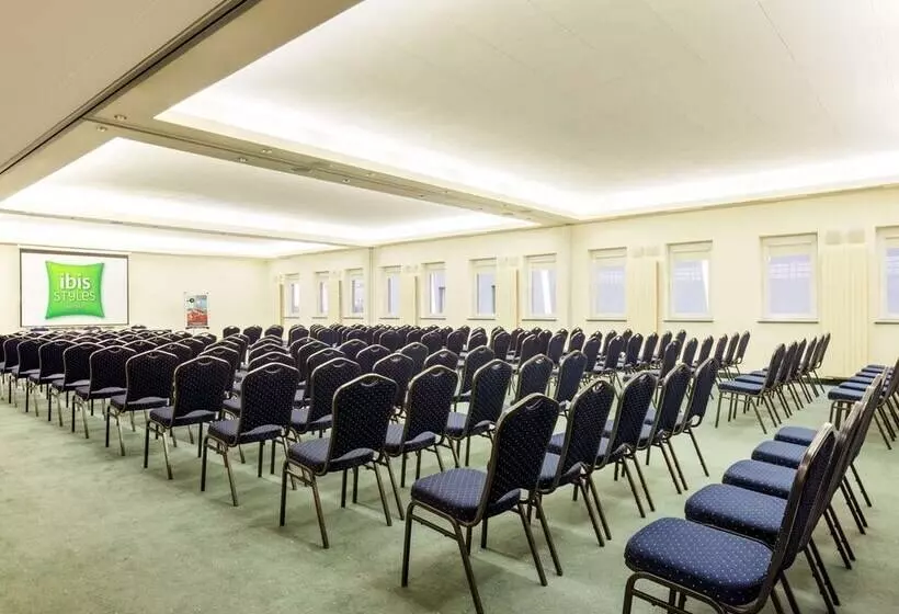 בית מלון כפרי Ibis Styles Warszawa West