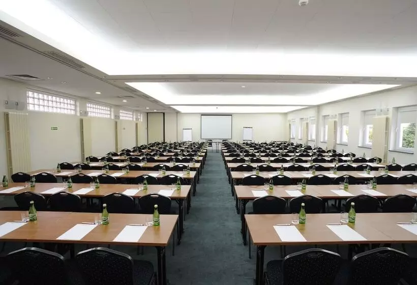 בית מלון כפרי Ibis Styles Warszawa West