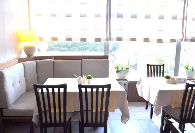 בית מלון כפרי Ibis Styles Warszawa West