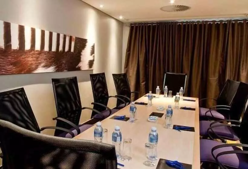 호텔 Peermont Metcourt At Umfolozi Empangeni