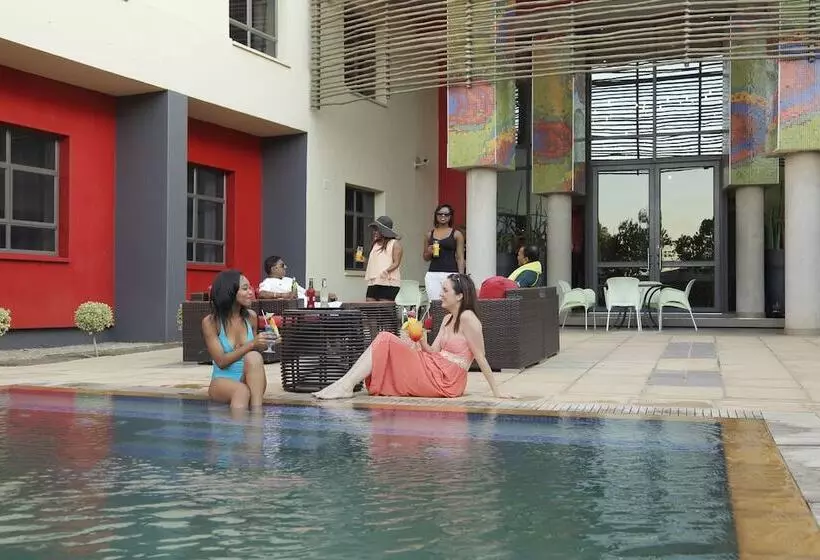 호텔 Peermont Metcourt At Umfolozi Empangeni