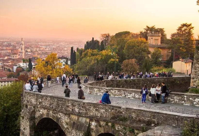 تختخواب و صبحانه Green Stay Bergamo
