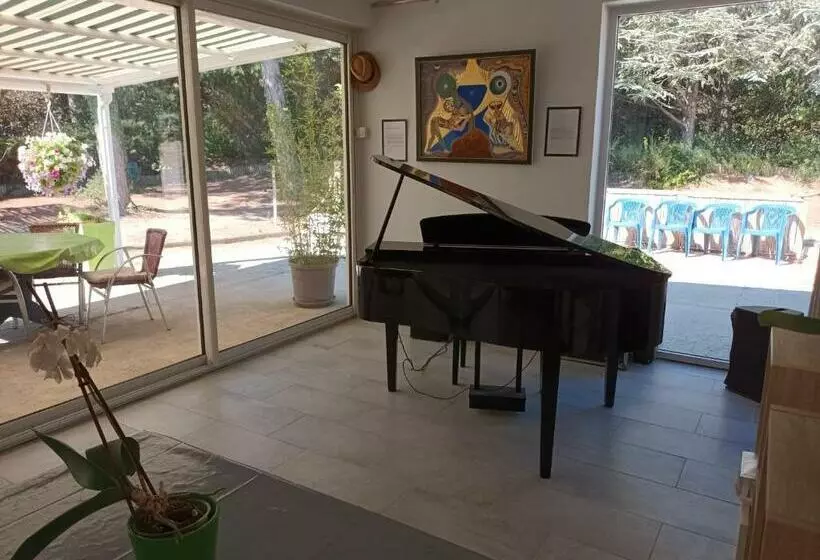 Aamiaismajoitus (B&B) Chambres Tomate, Dans Maison Avec Petit Escalier Et Stanna, à 6km Du Festival De Piano De La Roque D