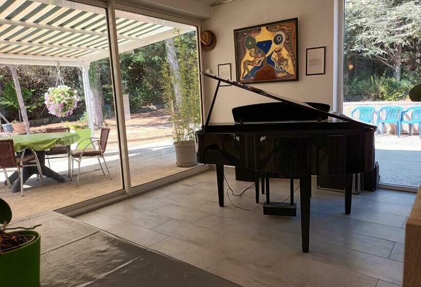 مبيت وإفطار Chambres Tomate, Dans Maison Avec Petit Escalier Et Stanna, à 6km Du Festival De Piano De La Roque D