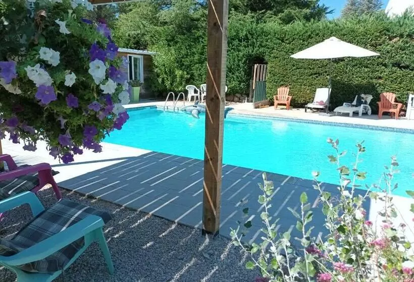 Aamiaismajoitus (B&B) Chambres Tomate, Dans Maison Avec Petit Escalier Et Stanna, à 6km Du Festival De Piano De La Roque D