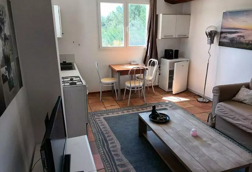 Aamiaismajoitus (B&B) Chambres Tomate, Dans Maison Avec Petit Escalier Et Stanna, à 6km Du Festival De Piano De La Roque D