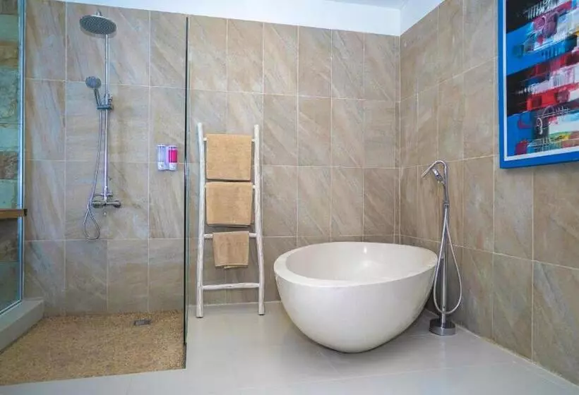 Hotelli Theodor At Labuan Bajo