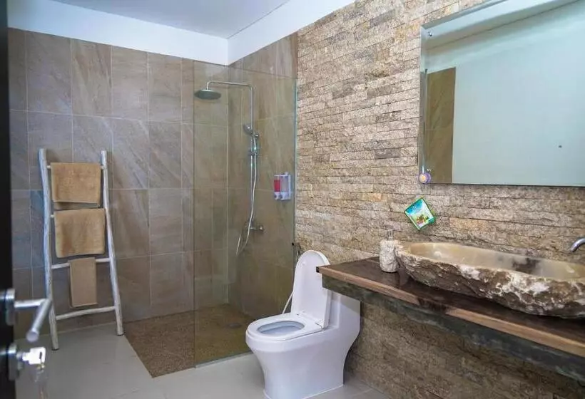 Hotelli Theodor At Labuan Bajo