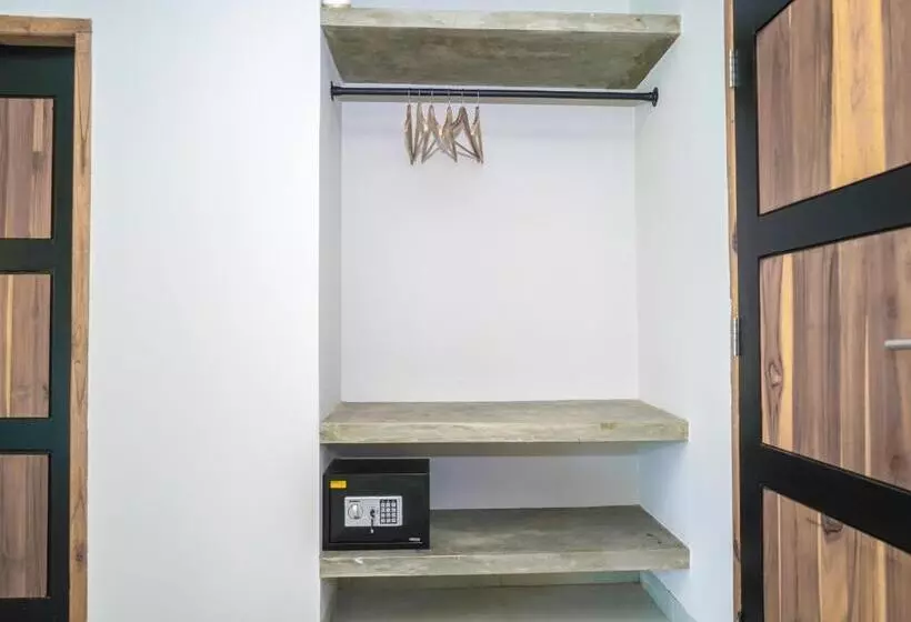 Hotelli Theodor At Labuan Bajo