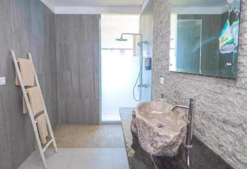 Hotelli Theodor At Labuan Bajo