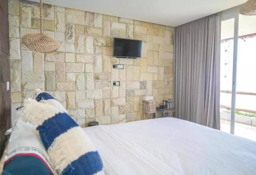 Hotelli Theodor At Labuan Bajo