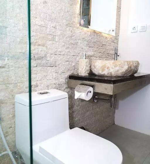 Hotelli Theodor At Labuan Bajo