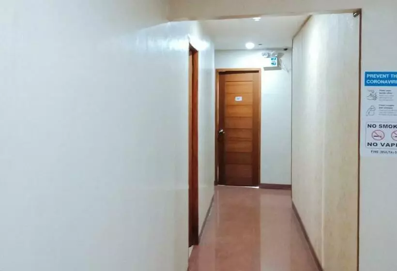 ホテル Reddoorz @ H.f. Golden Travellers Inn