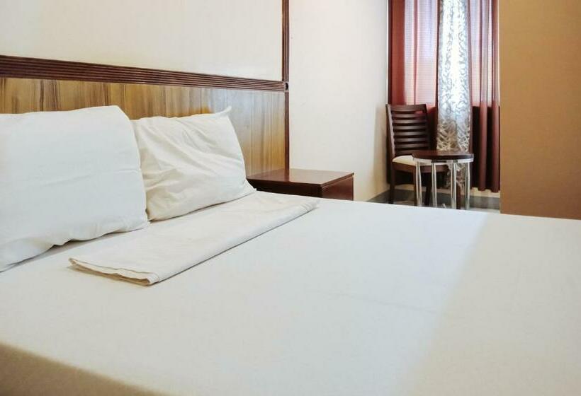 בית מלון כפרי Reddoorz @ H.f. Golden Travellers Inn