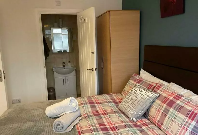 Majatalo Room In Guest Room   Apple House Wembley