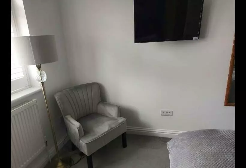 Majatalo Room In Guest Room   Apple House Wembley