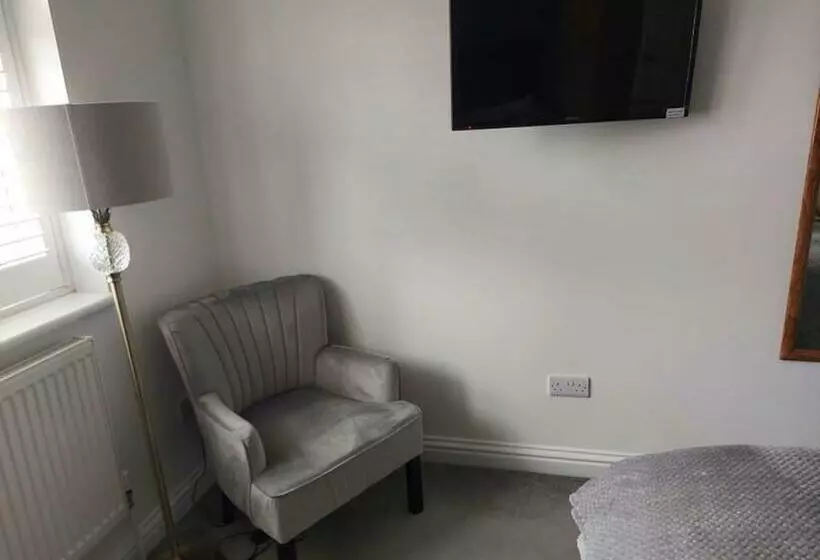 Majatalo Room In Guest Room   Apple House Wembley