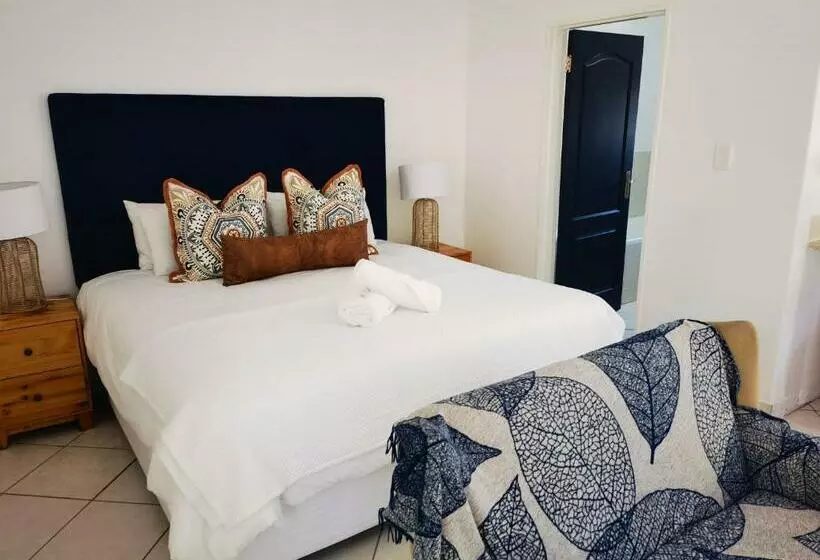 Majatalo The Yellow Door Guesthouse