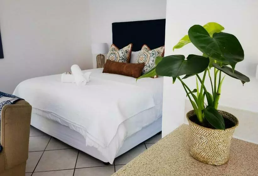 Majatalo The Yellow Door Guesthouse