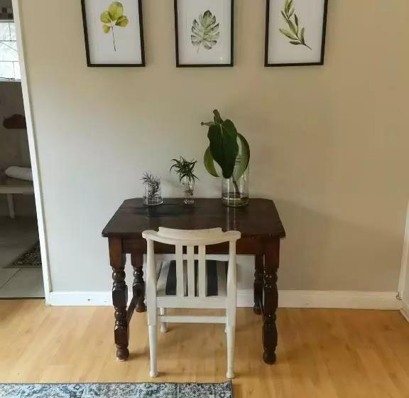 Majatalo The Yellow Door Guesthouse