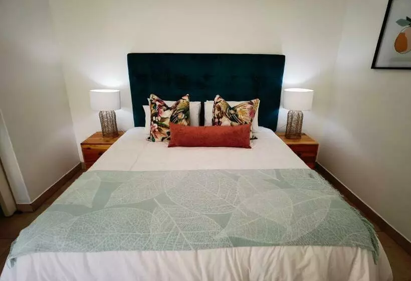 Majatalo The Yellow Door Guesthouse