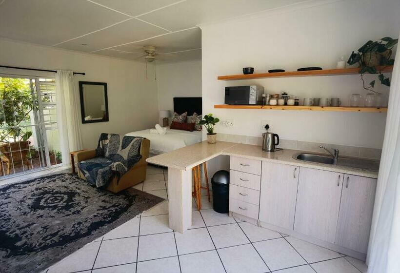 بنسيون The Yellow Door Guesthouse