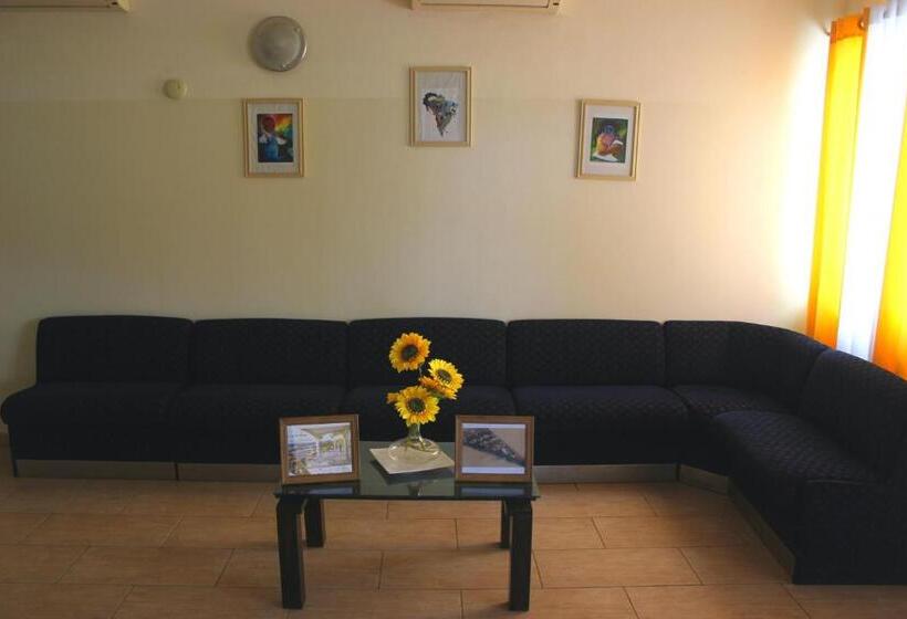 هتل Falucho Paradise Beach