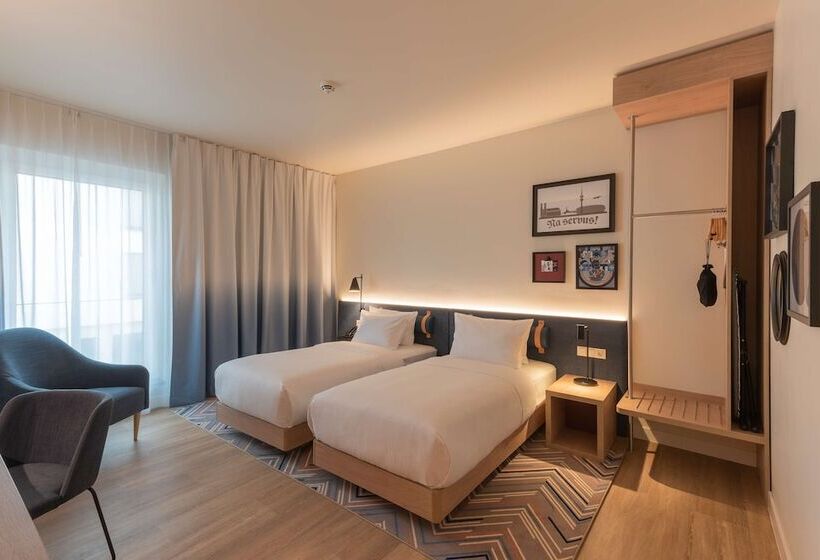 Отель Hampton By Hilton Munich City North