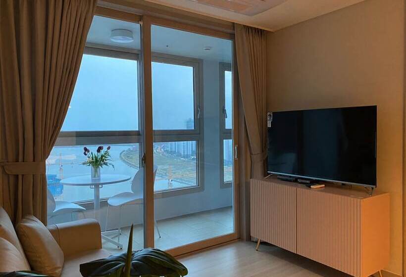 Urbanstay Songdo Moonlight Park