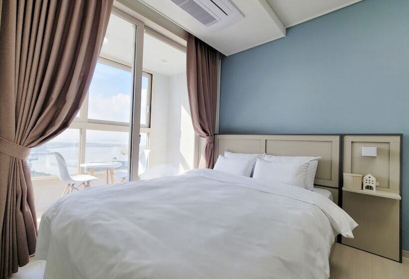 Urbanstay Songdo Moonlight Park