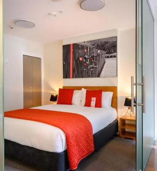 Отель Boulcott Suites