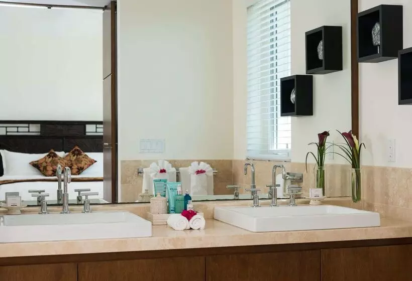 هتل West Bay Club