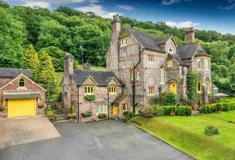 بنسيون Coalbrookdale Villa