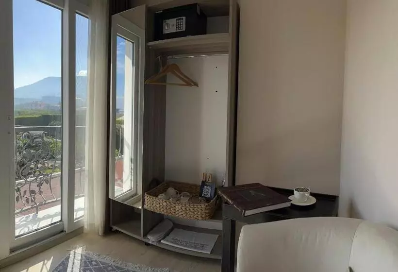 ホテル B. Equine Range