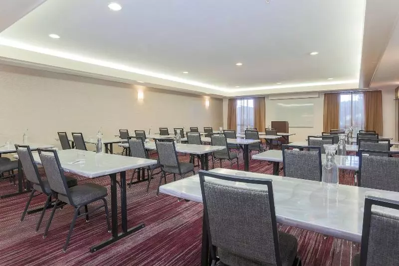 בית מלון כפרי Courtyard By Marriott Monroe Airport