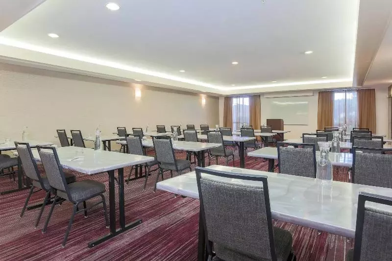 בית מלון כפרי Courtyard By Marriott Monroe Airport