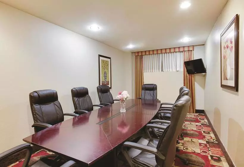 Hotelli JFK View Inn & Suites