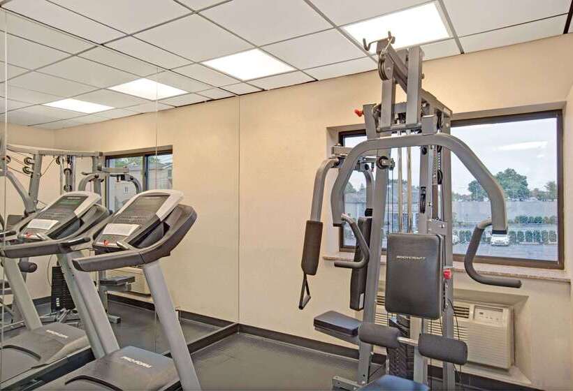 Отель Ramada By Wyndham Staten Island